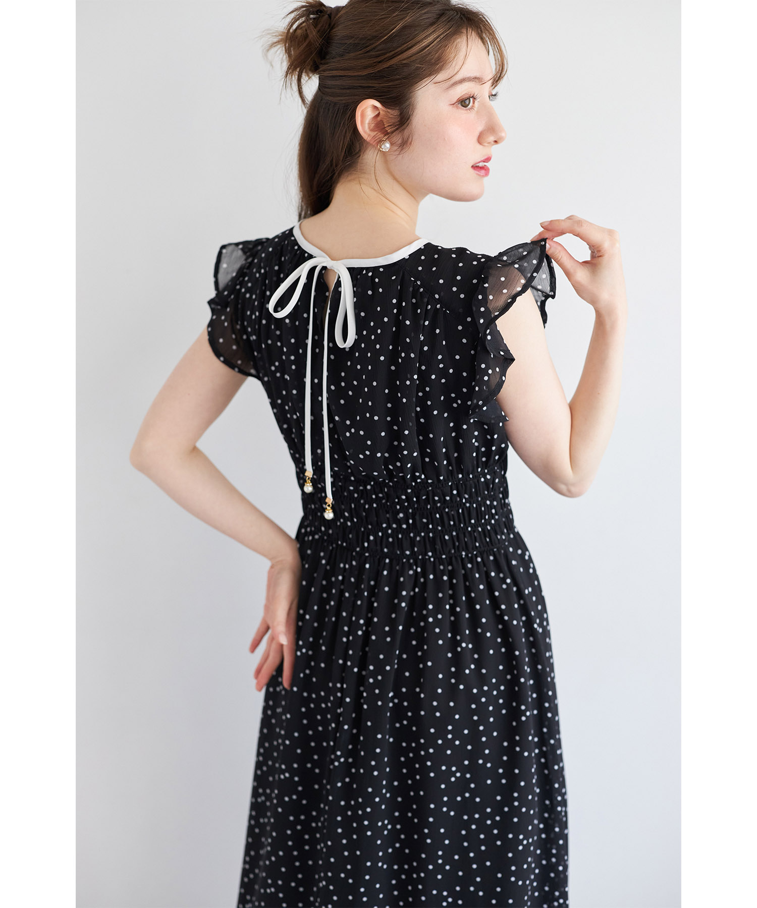 後ろリボン付きランダムドットウエストシャーリングワンピース