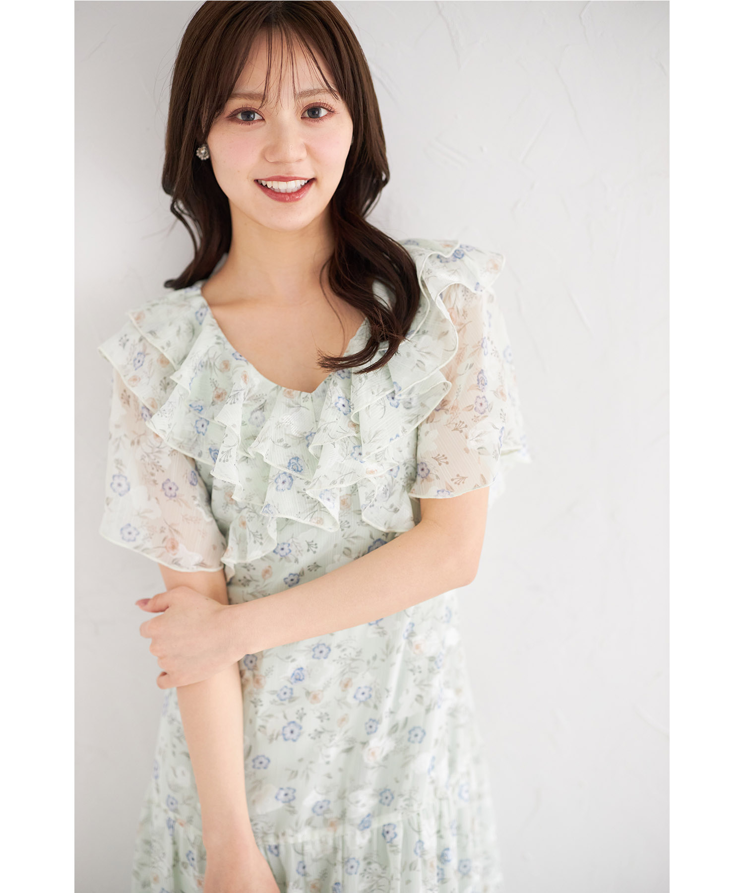 ウエストりぼん付きラッフルフリルフラワープリントティアードワンピース