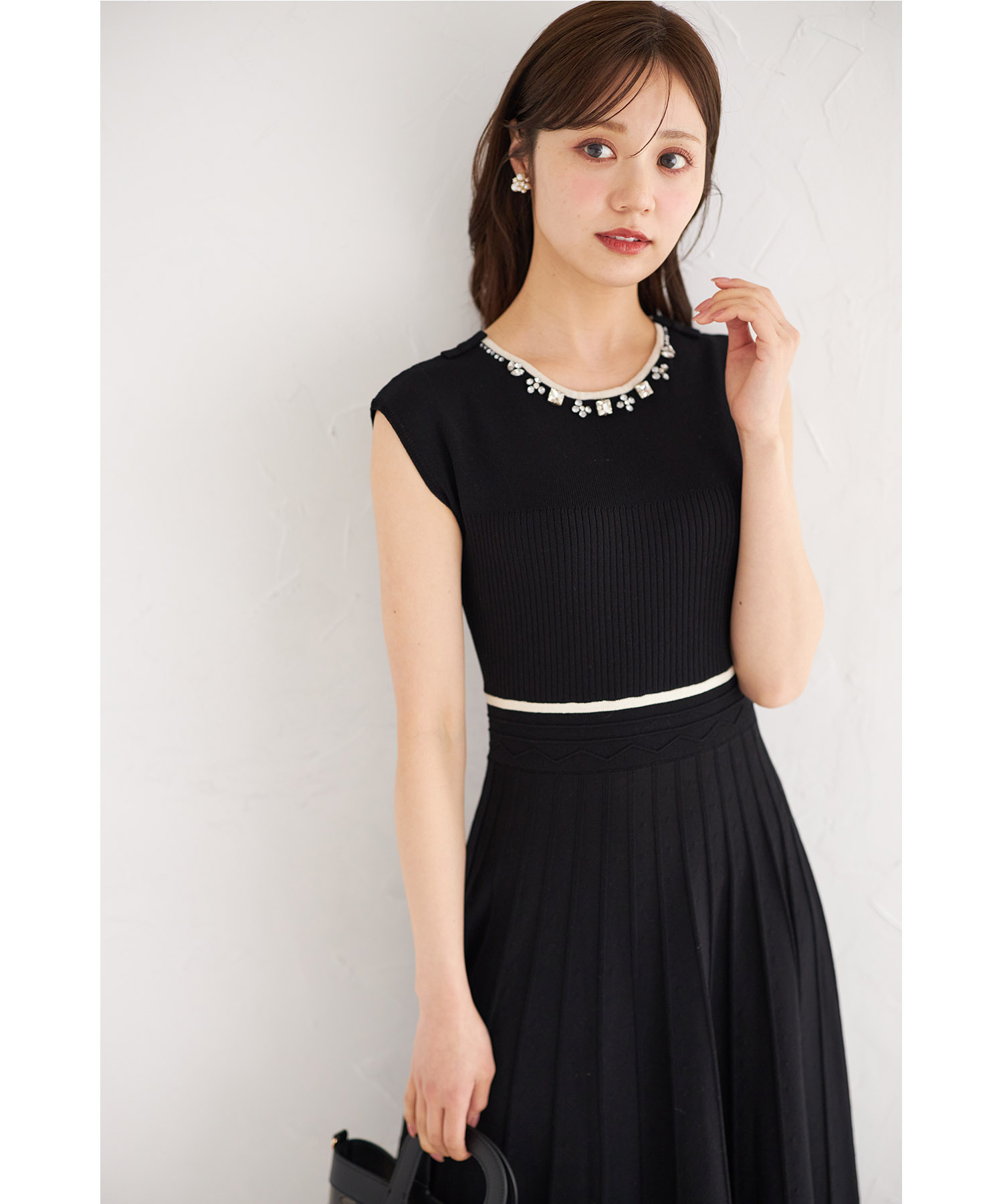 リボン＆ビジュー付き配色ライン入りプリーツニットワンピース