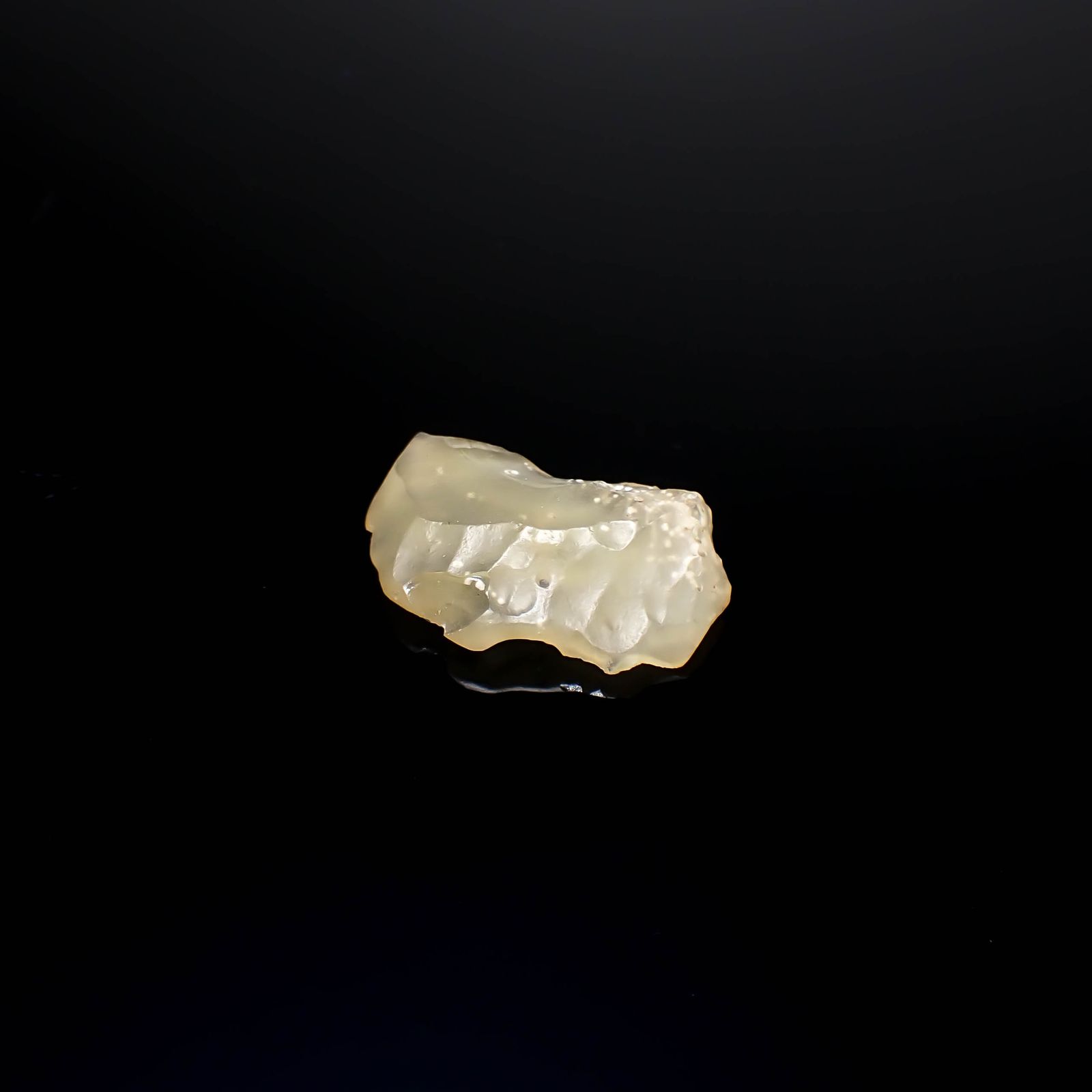 リビアングラス 原石 発見地：エジプト・リビア砂漠 26.93ct / 33.4x22