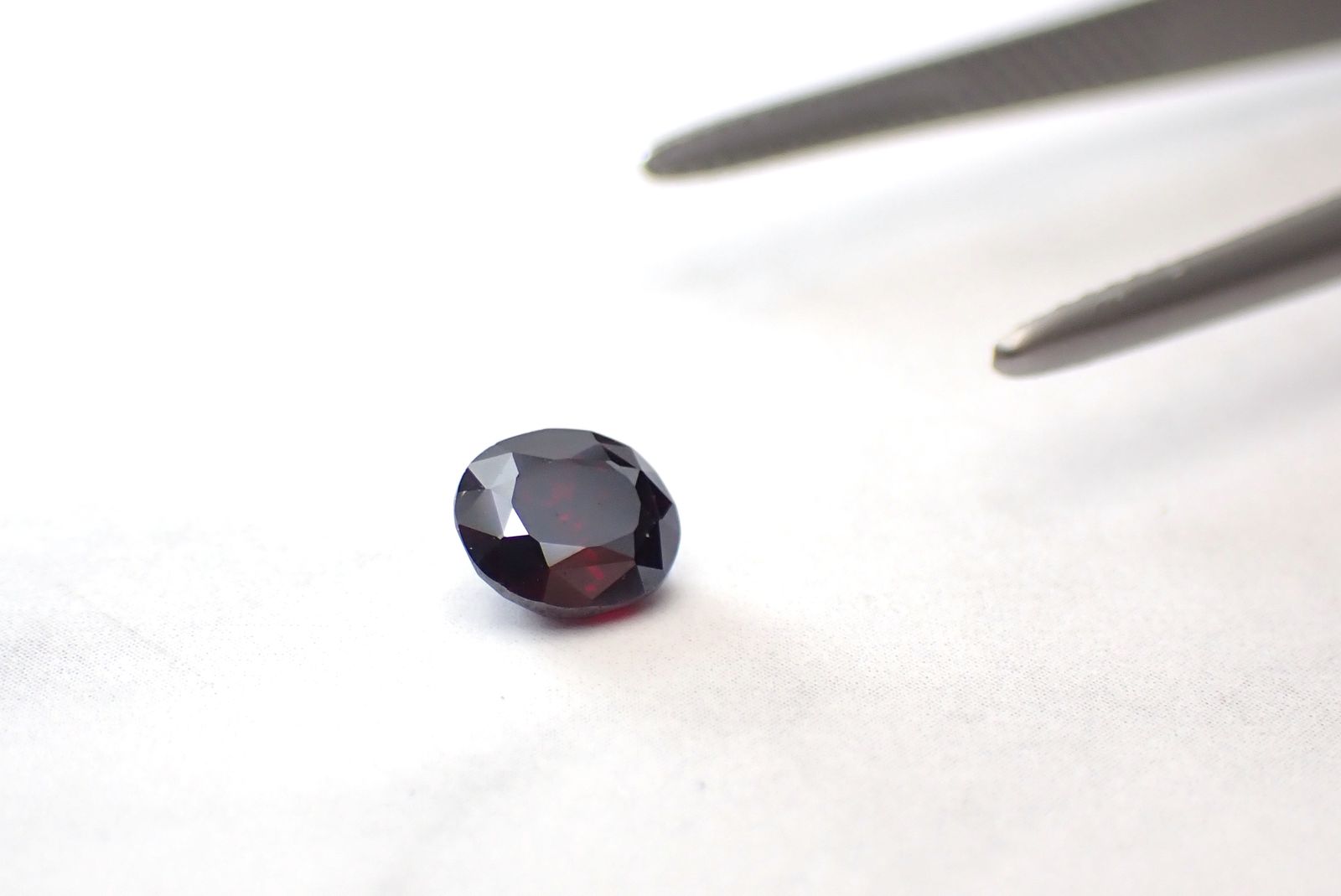 ルビーのような深紅を湛える希少宝石｜キュープライトの魅力や鉱物学的