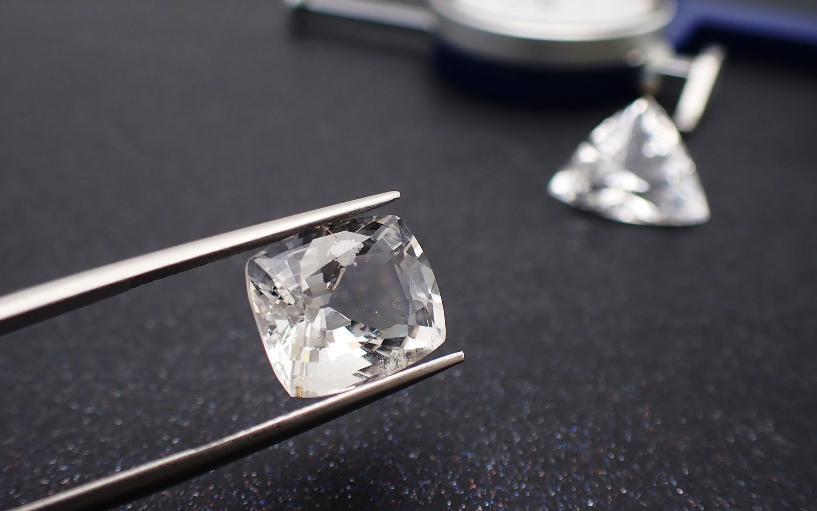 幻の宝石ポルサイト：セシウムを秘める希少鉱物の価値や特徴、逸話まで