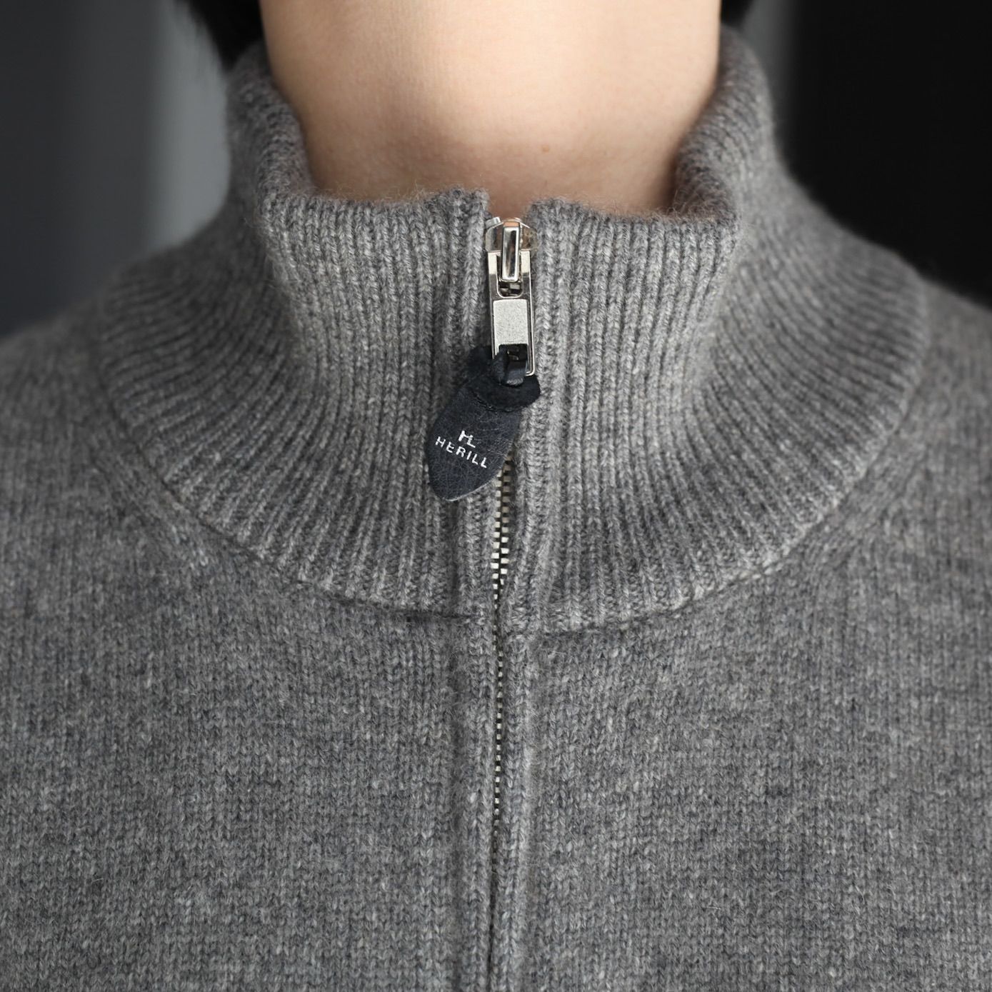 HERILL - 【再販売通知受付可能】Goldencash Zip Up Sweater | ACRMTSM