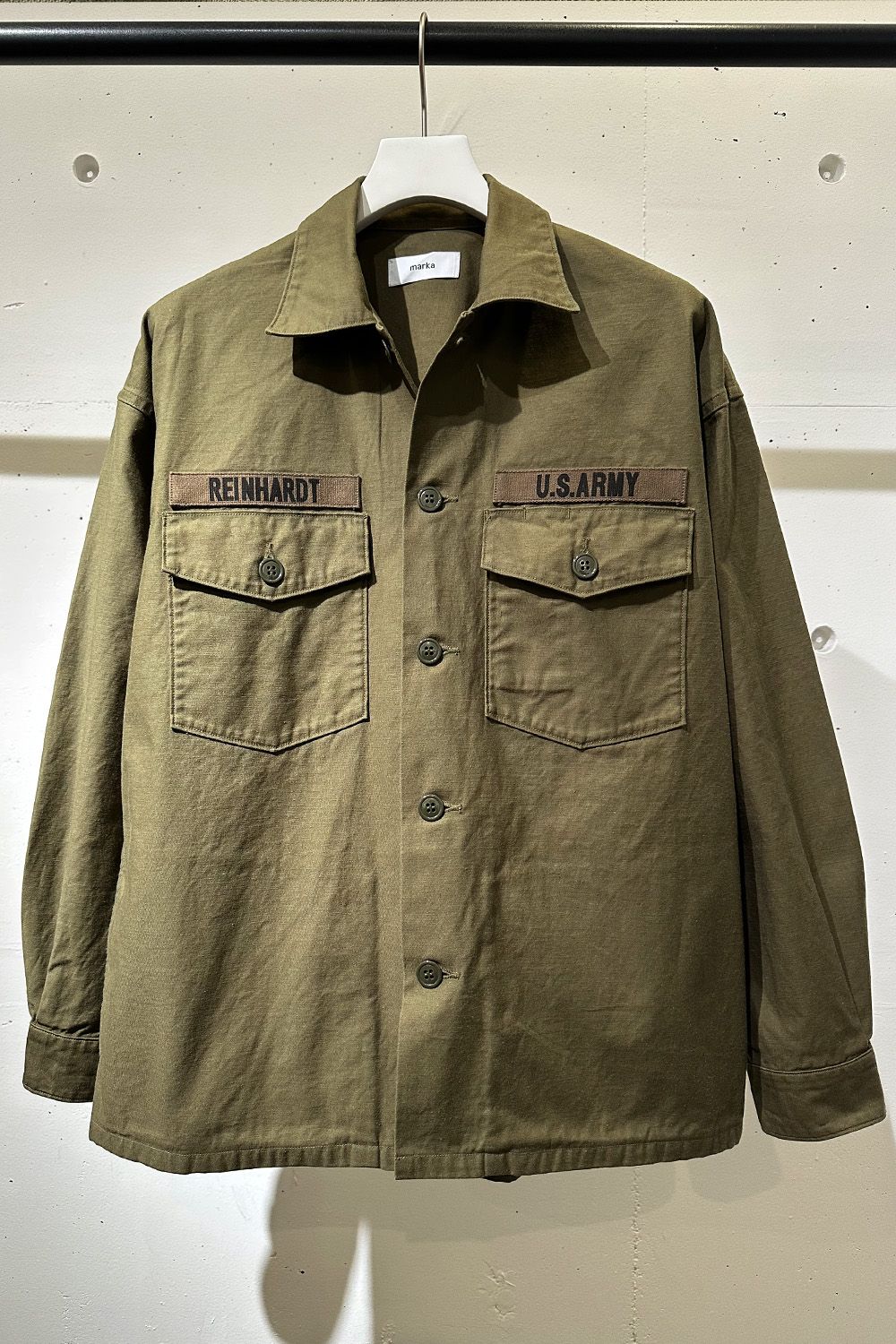 markaの代表的なアイテム、ジョンレノンシャツ”UTILITY SHIRT”をより