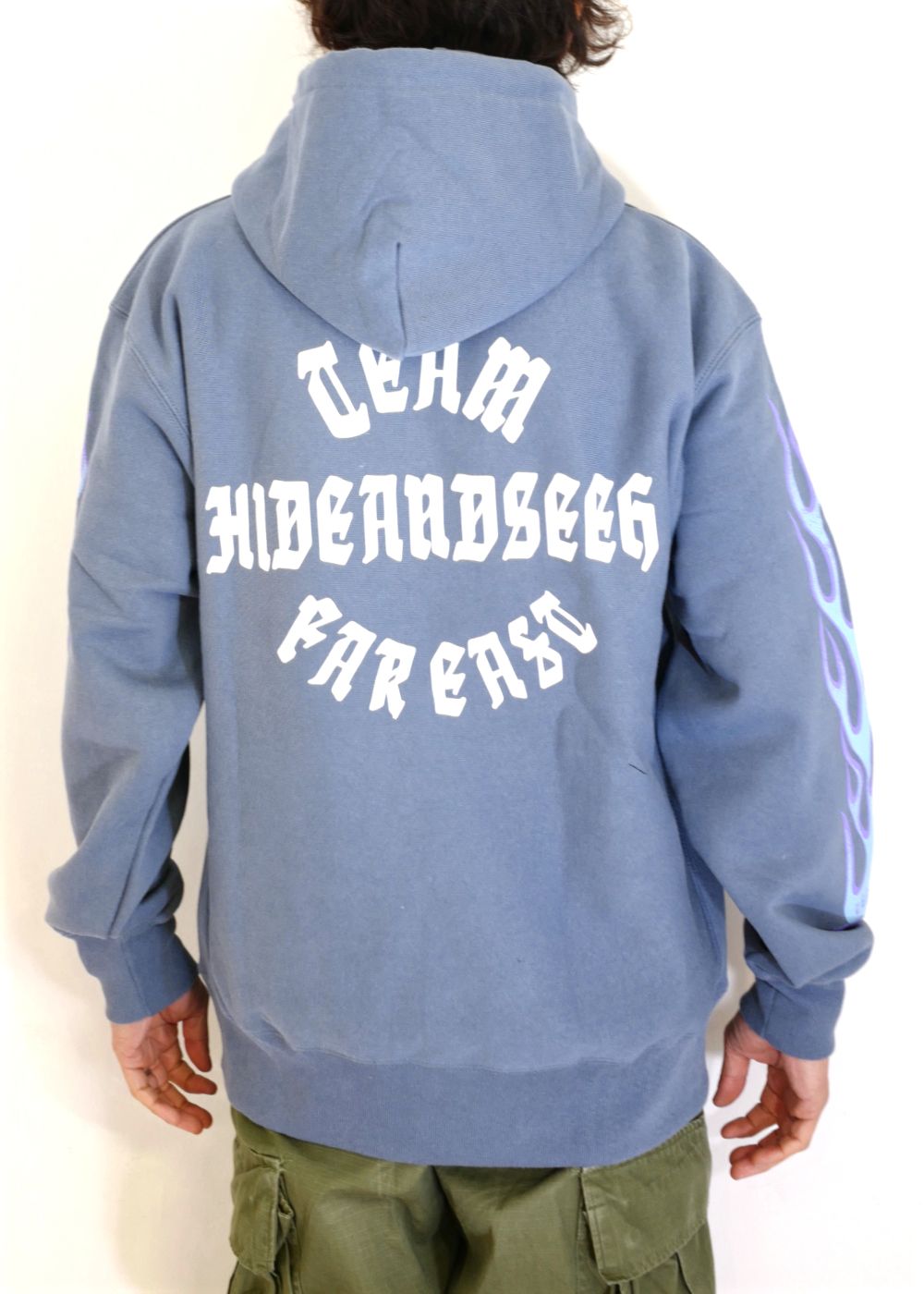HIDE AND SEEK - FLAME HOODED SWEAT SHIRT (D-BLUE) / ロゴプリント