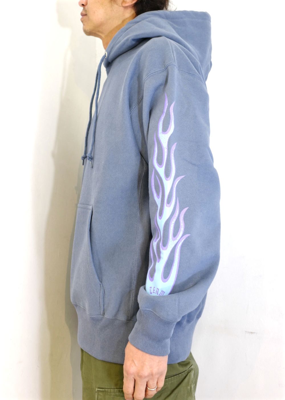 HIDE AND SEEK - FLAME HOODED SWEAT SHIRT (D-BLUE) / ロゴプリント