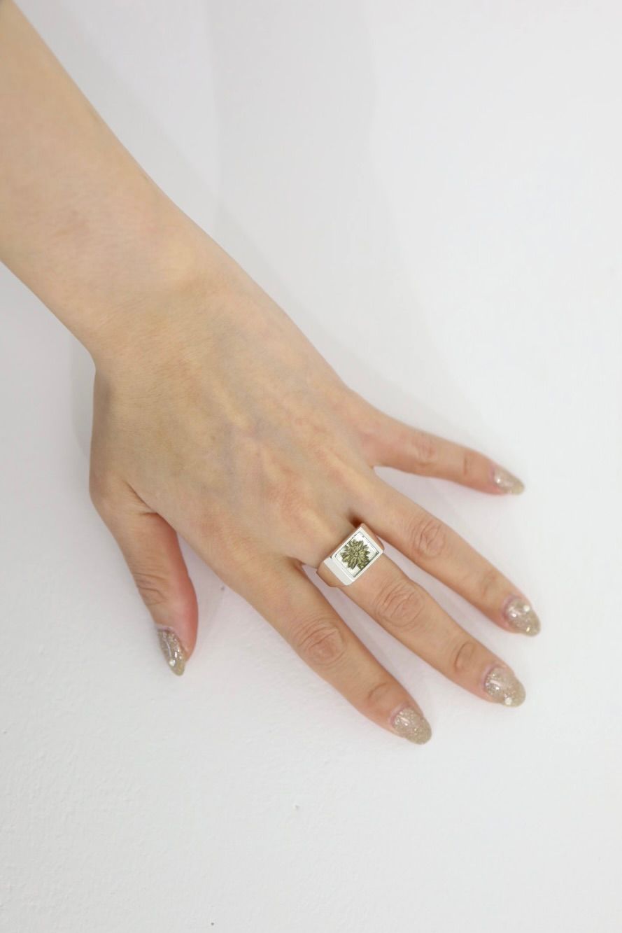 XOLO - XOLO JEWELRY リング / Signet Ring with Gray & Gold Flower