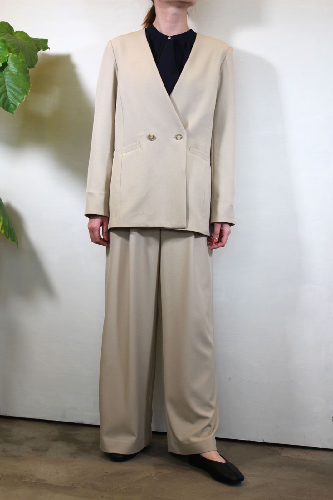 FONT LAB ベージュパンツ とブラックワイドパンツ新品タグつき2点