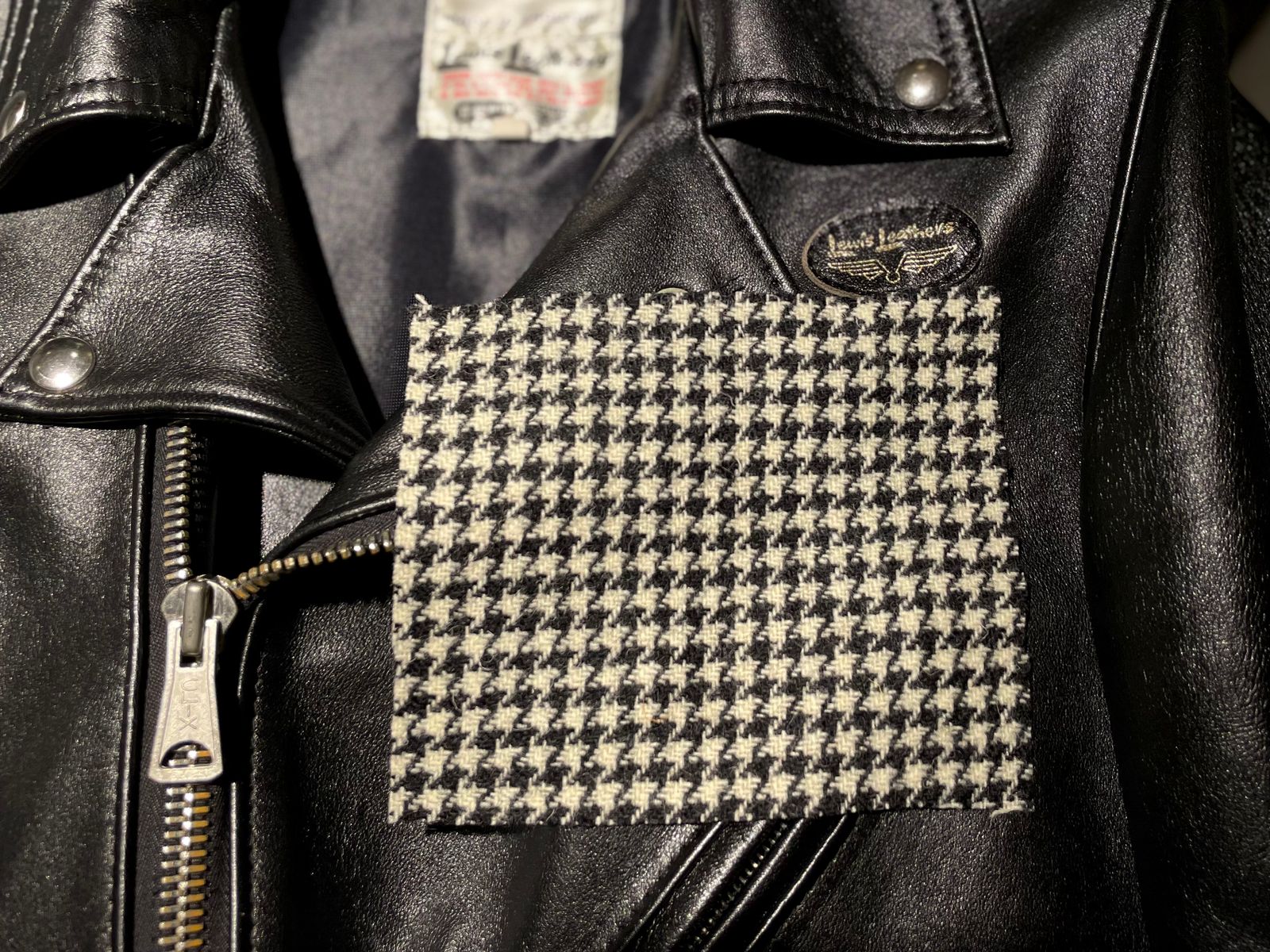 ルイスレザー DOG TOOTH WOOL(千鳥格子) サンプル生地が届きました