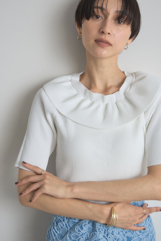 フリルネックニットプルオーバー