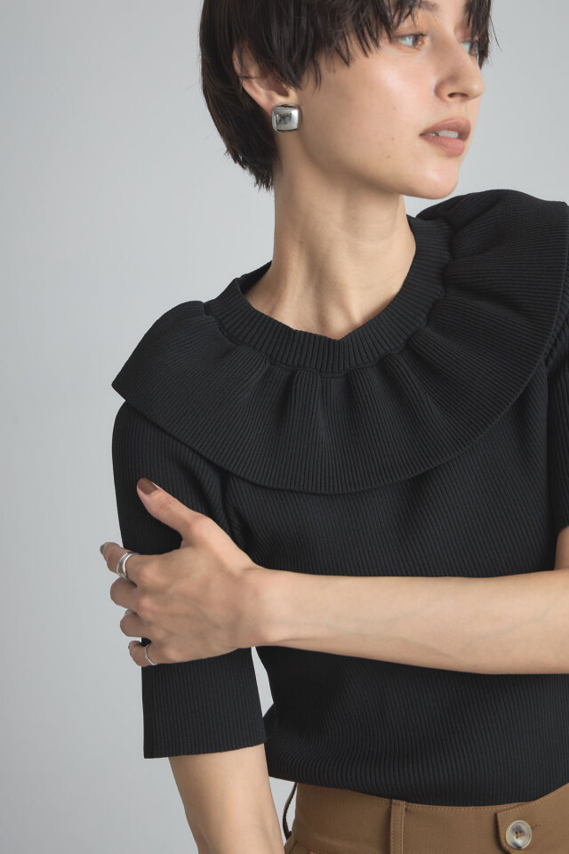 フリルネックニットプルオーバー