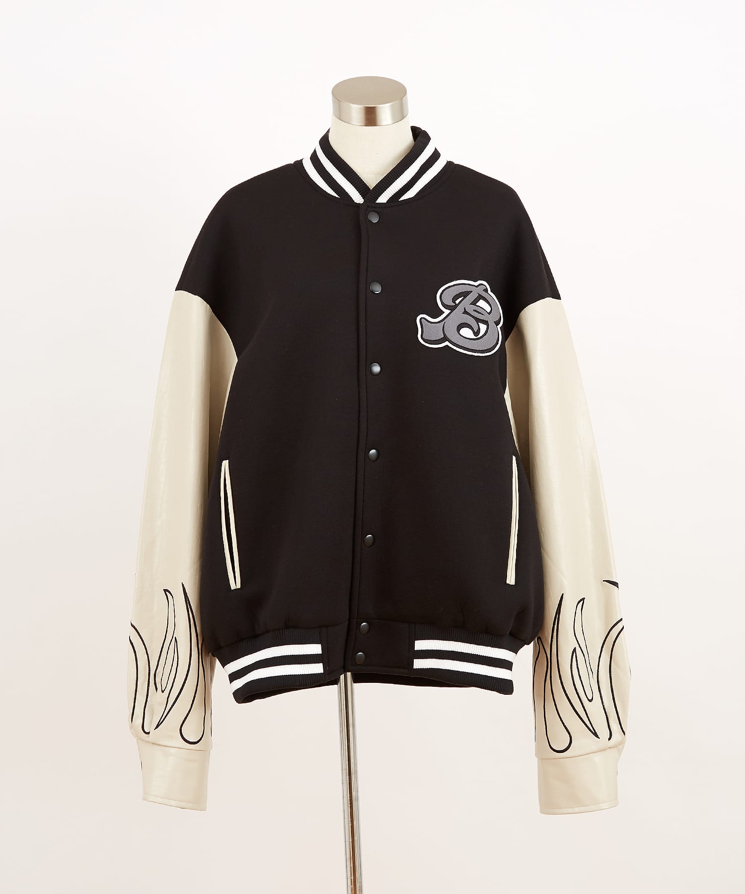 フェルトワッペン＆フレイム刺繍アーム合成皮革×ポンチスタジャン