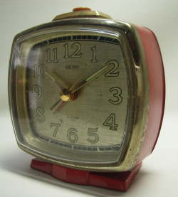 レトロ感あり！セイコー JAPAN 目覚まし時計（赤色） SEIKO 2JEWELS