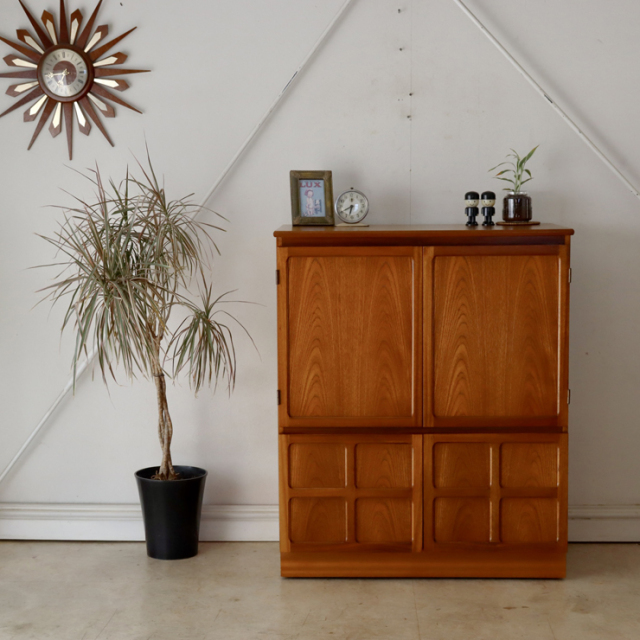 ネイサン（NATHAN）製 リビングにも寝室にも合うキャビネット 商品番号