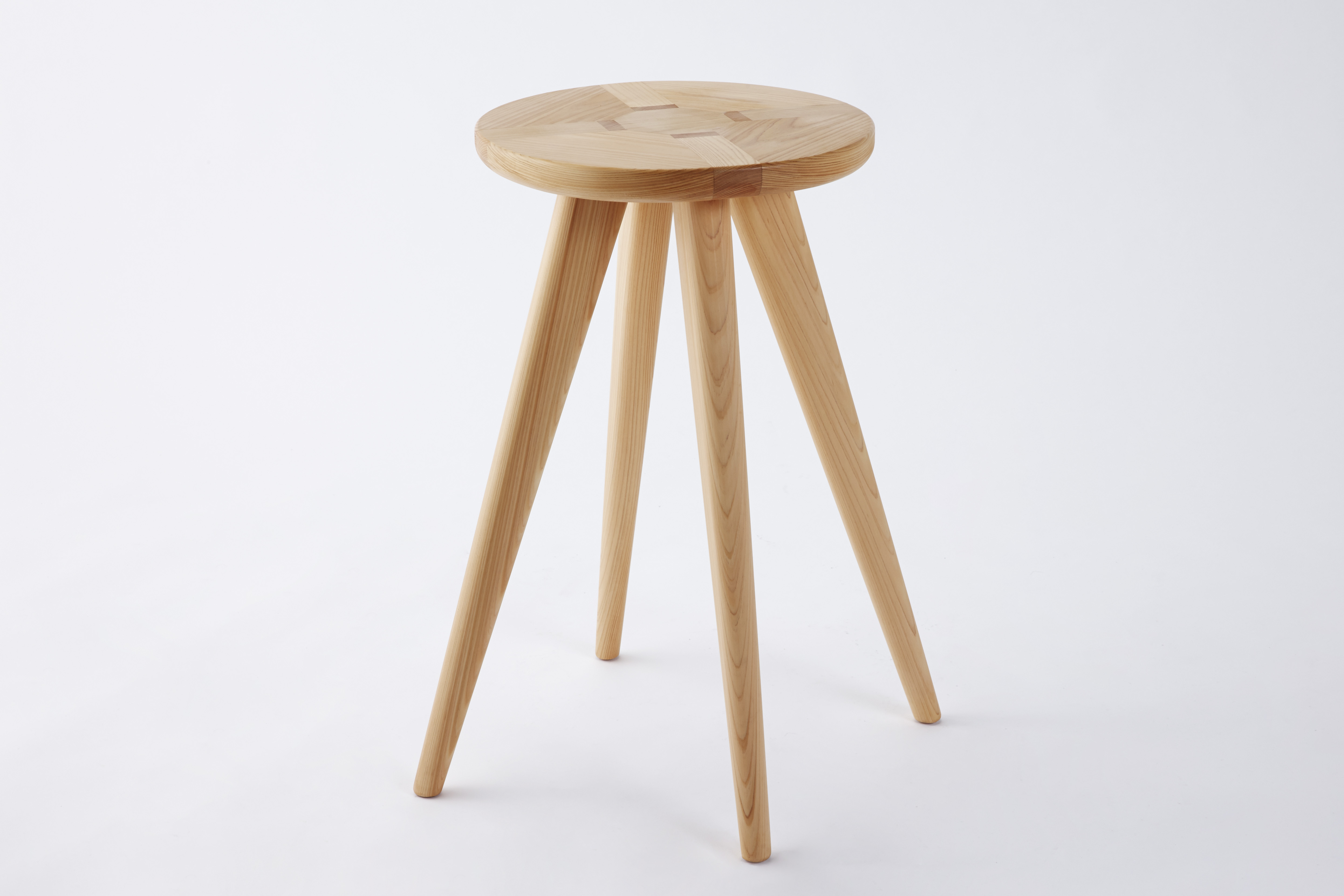 組美木のスツールは国産材を使った木製家具です。