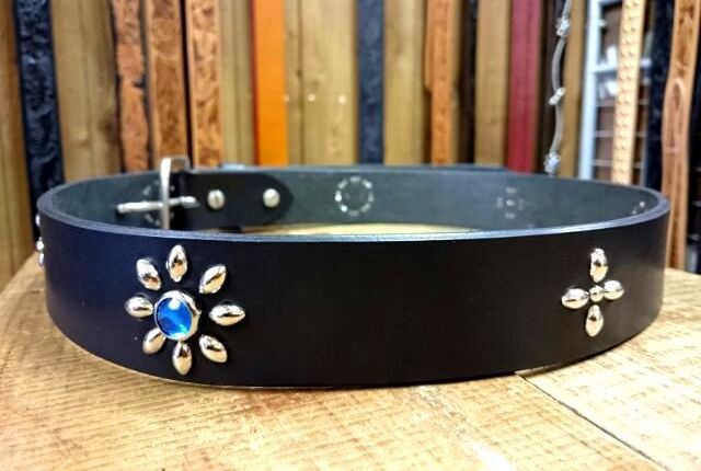 栃木レザー スタッズベルト フラワーシンプルデザイン