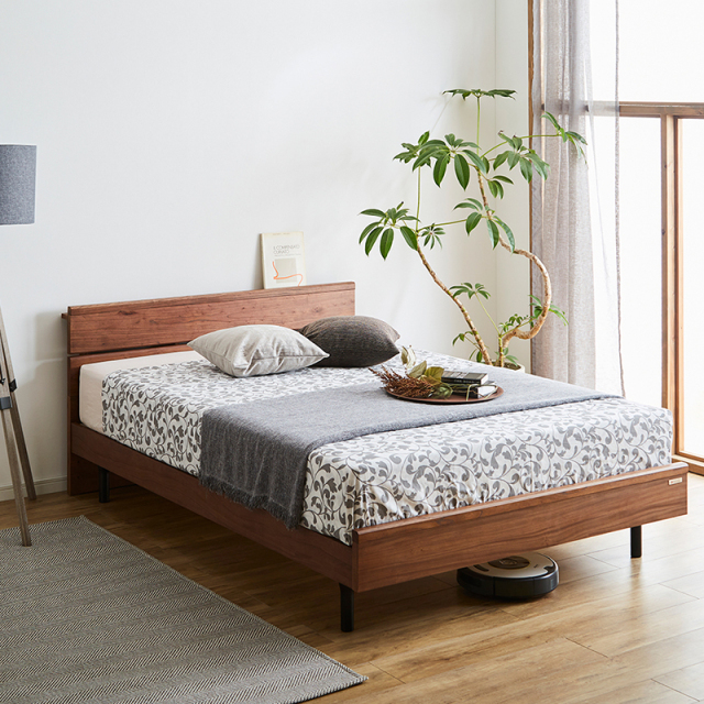 Tasiaコンセント付無垢材ベッドフレーム ダブル