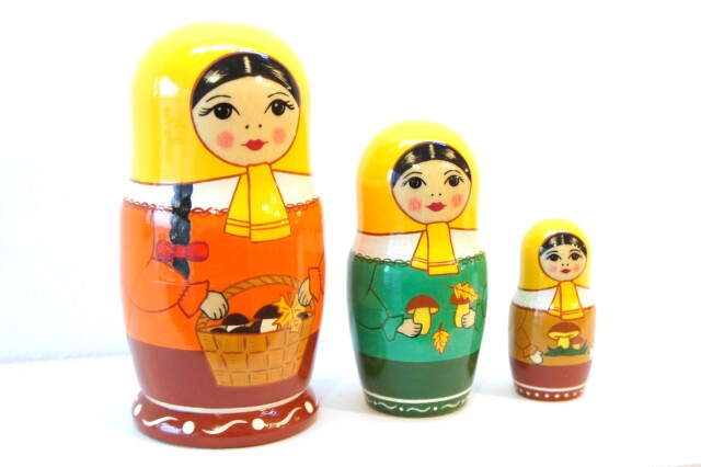 シラーエヴァ作 カラフル・マトリョーシカ＜黄色ずきん/キノコ狩り＞ 3