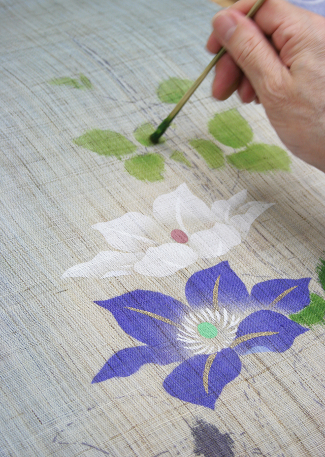 手染め麻タペストリー「紫白鉄仙」 [京都洛柿庵オンラインショップ]