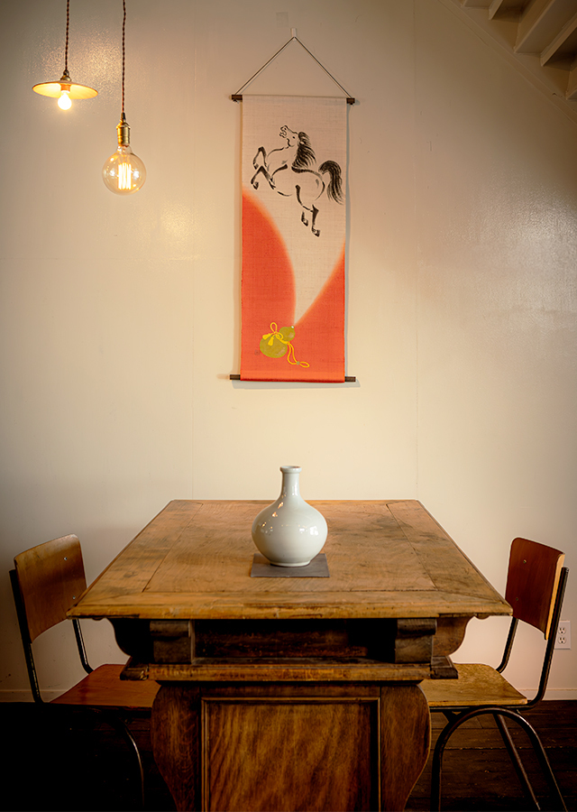 手染め麻タペストリー「瓢箪から駒 朱」 [京都洛柿庵オンラインショップ]