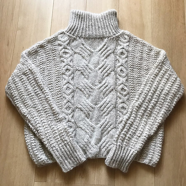 Ravelry: Marilyn カシミヤのケーブルセーター pattern by Mariko