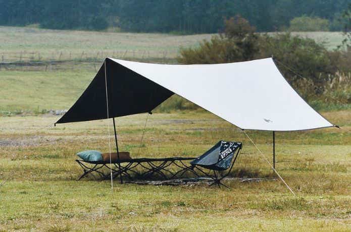 一度使用したLOGOSの紺色のタープです。収納ケース付きで持ち運びが楽