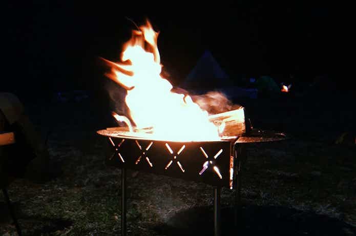 とろ火調理もできる新発想の焚き火台！新進ブランドReKNOTから「炎卓