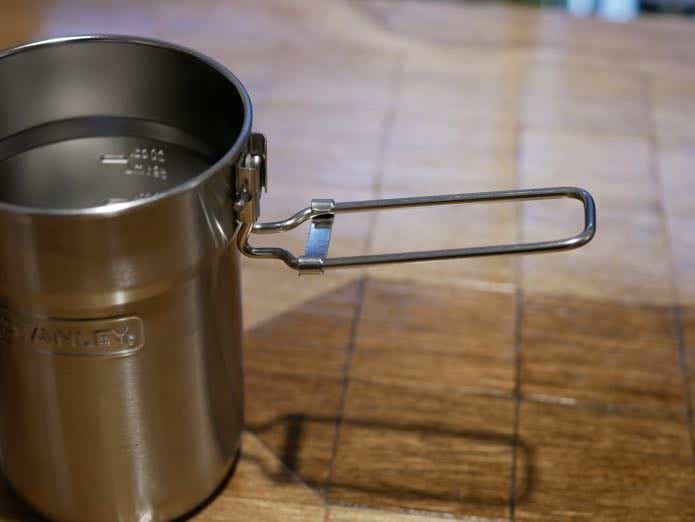 意外な使い方も】スタンレーの隠れた銘品「キャンプクックセット」の