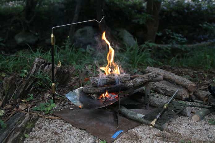 焚き火調理がもっと楽しくなる!?】ソロキャンプ用焚き火ハンガー「IPPO