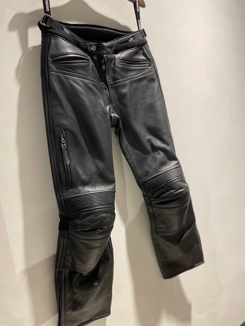 レザーパンツ入荷いたしました！：KUSHITANI 横浜店 | KUSHITANI