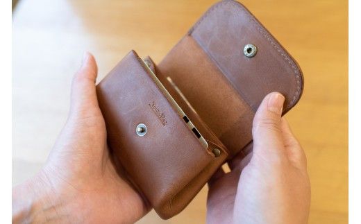 革ボタンのミニ財布・小銭入れ（ブラウン）【ボタン二つ穴デザイン