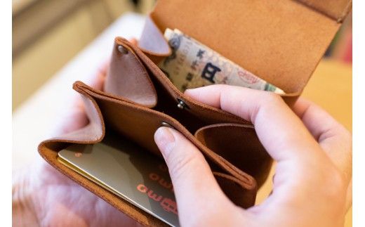 革ボタンのミニ財布・小銭入れ（ブラウン）【ボタン二つ穴デザイン