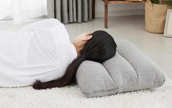 枕にもなる背もたれイス Lepoco グレー 幅58cm 奥行36～41cm 高さ15