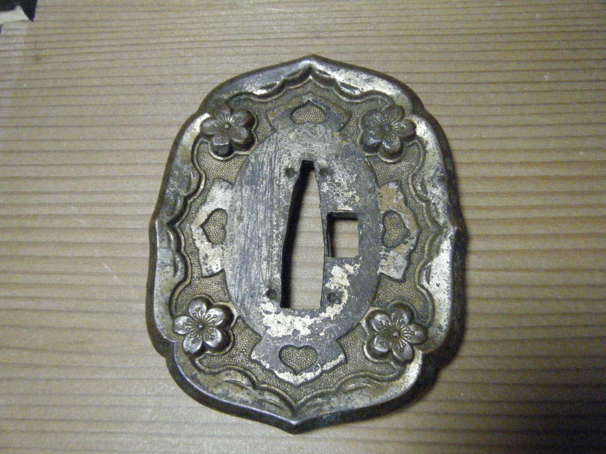 動物と人物の浮彫り 鉄製鍔時代古道具