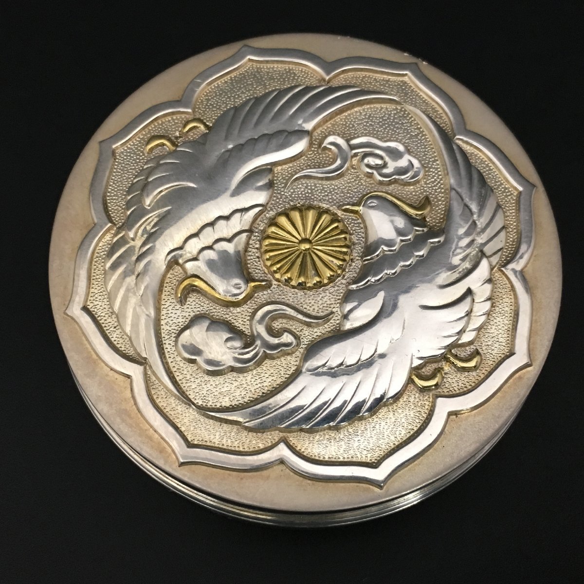 天皇家下賜品 銀製 棗形 金象嵌 菊花紋章 鳳凰盛上文 ボンボニエール