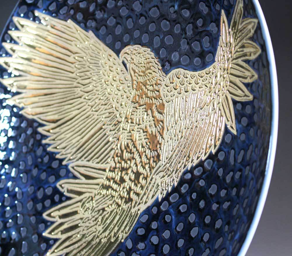 有田焼 陶芸家 藤井錦彩作】有田焼美術品 鉄釉金彩鷹絵飾り大皿 文字