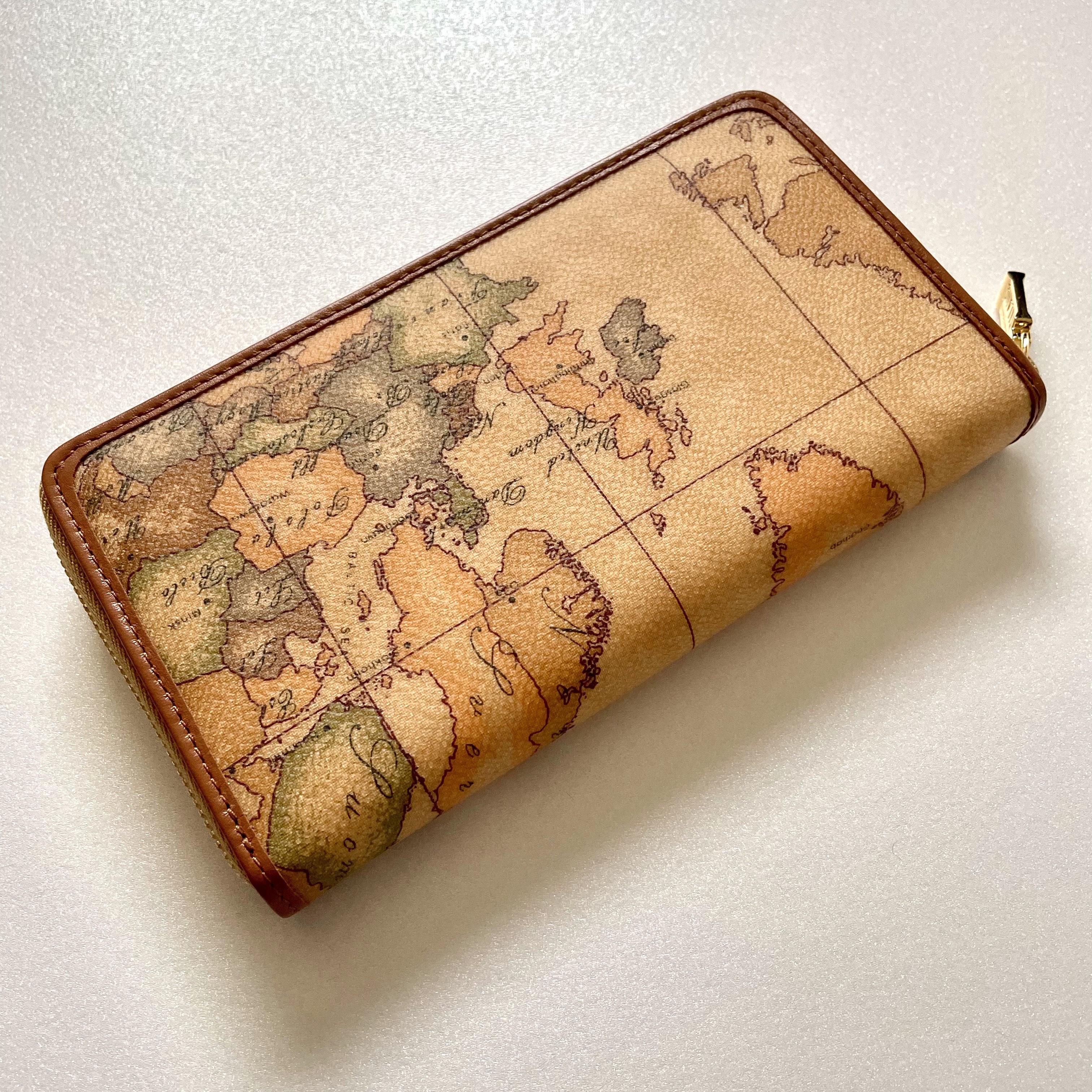 プリマクラッセ ラウンドファスナー長財布 地図柄 ブラウン系