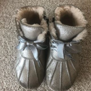 UGG（キッズ靴/シューズ(15cm~) ・ シルバー/銀色系）のフリマアイテム一覧