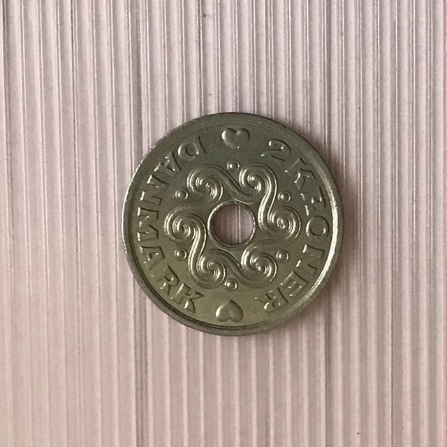 デンマーク 2クローネ ♡マークの穴開きコインの通販 by invent｜ラクマ