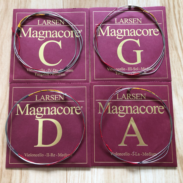 ラーセン マグナコア ミディアム 中古チェロ弦（4本セット）の通販 by