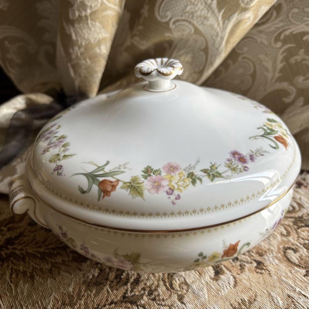 WEDGWOOD - 英国製 黒壺 WEDGWOOD MIRABELLE可憐な花柄カバード