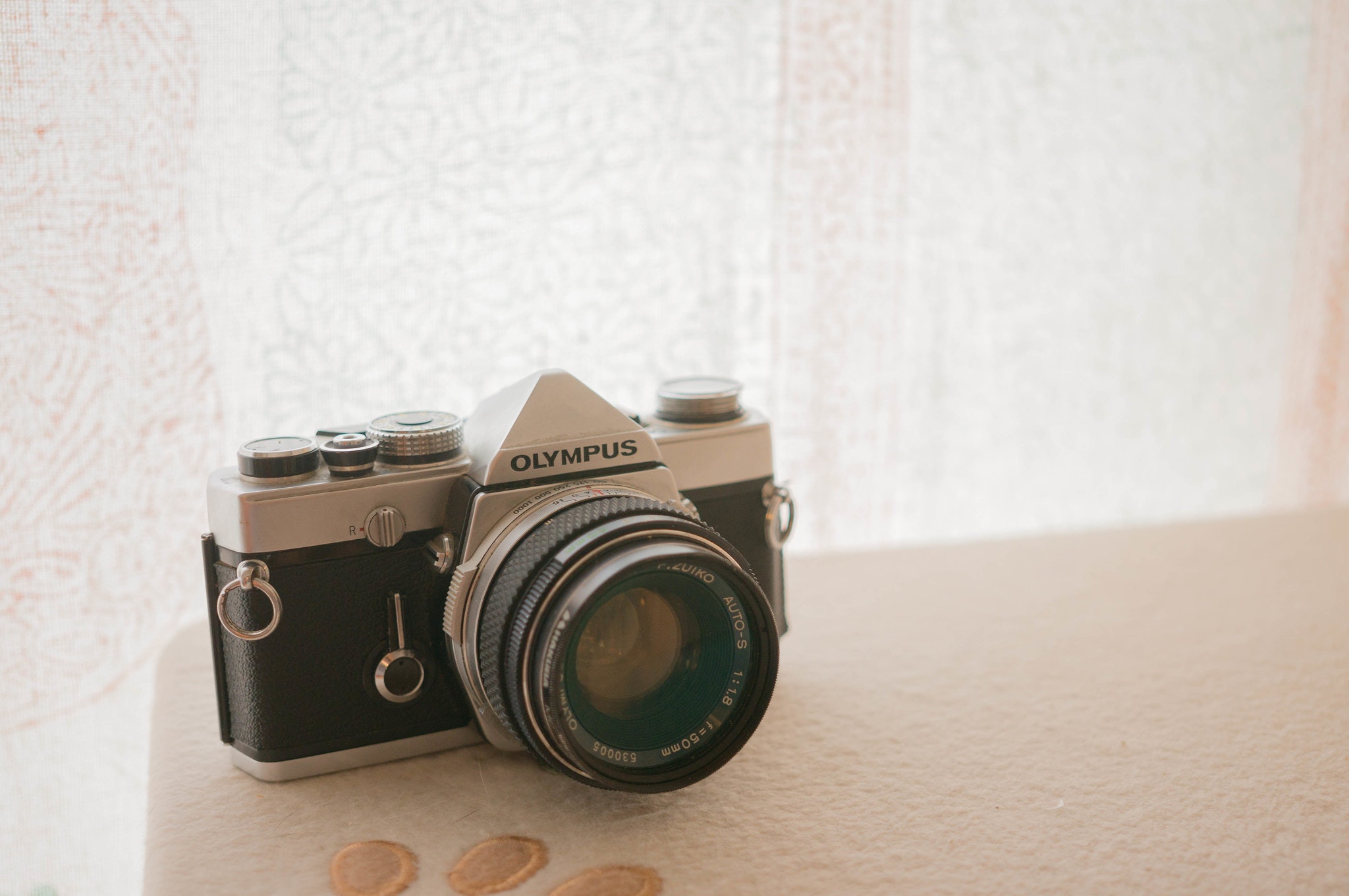 OLYMPUS F.ZUIKO AUTO-S 50mm F1.8を徹底解説。作例から中古相場まで