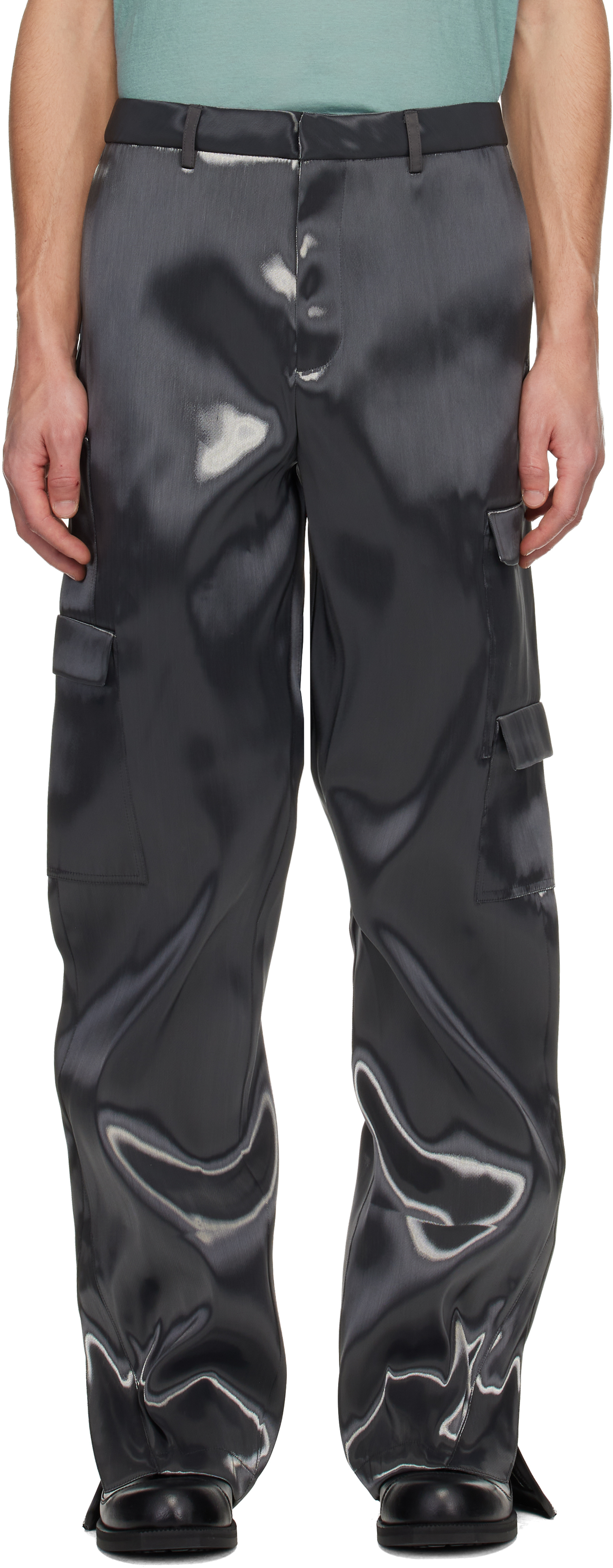 HELIOT EMILのグレー Liquid Metal カーゴパンツがセール中