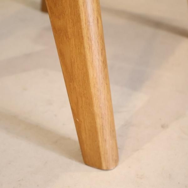 unico(ウニコ)のSIGNE(シグネ)シリーズのスツールです。アッシュ材の