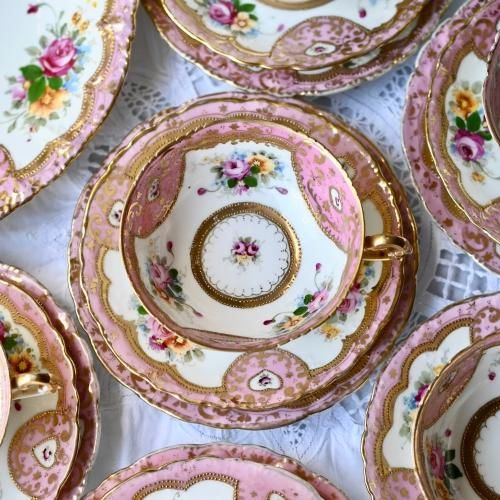 ポンパドールピンクとハート模様の金彩柄が可愛らしいオールドノリタケ