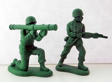 総員、前方の文字を攻撃せよ！ 超リアルなアーミーメン消しゴム - 価格