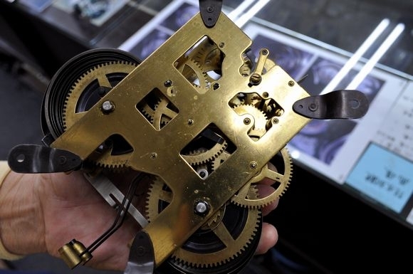 約50年前のゼンマイ式掛け時計の心臓部「ムーブメント」（＾v