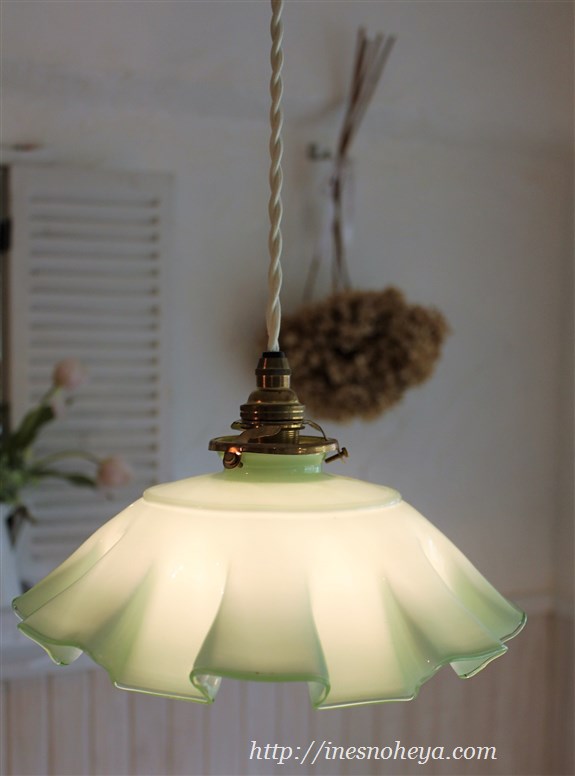 フランス アンティーク むき卵のようなオパリンガラスの可愛らしい