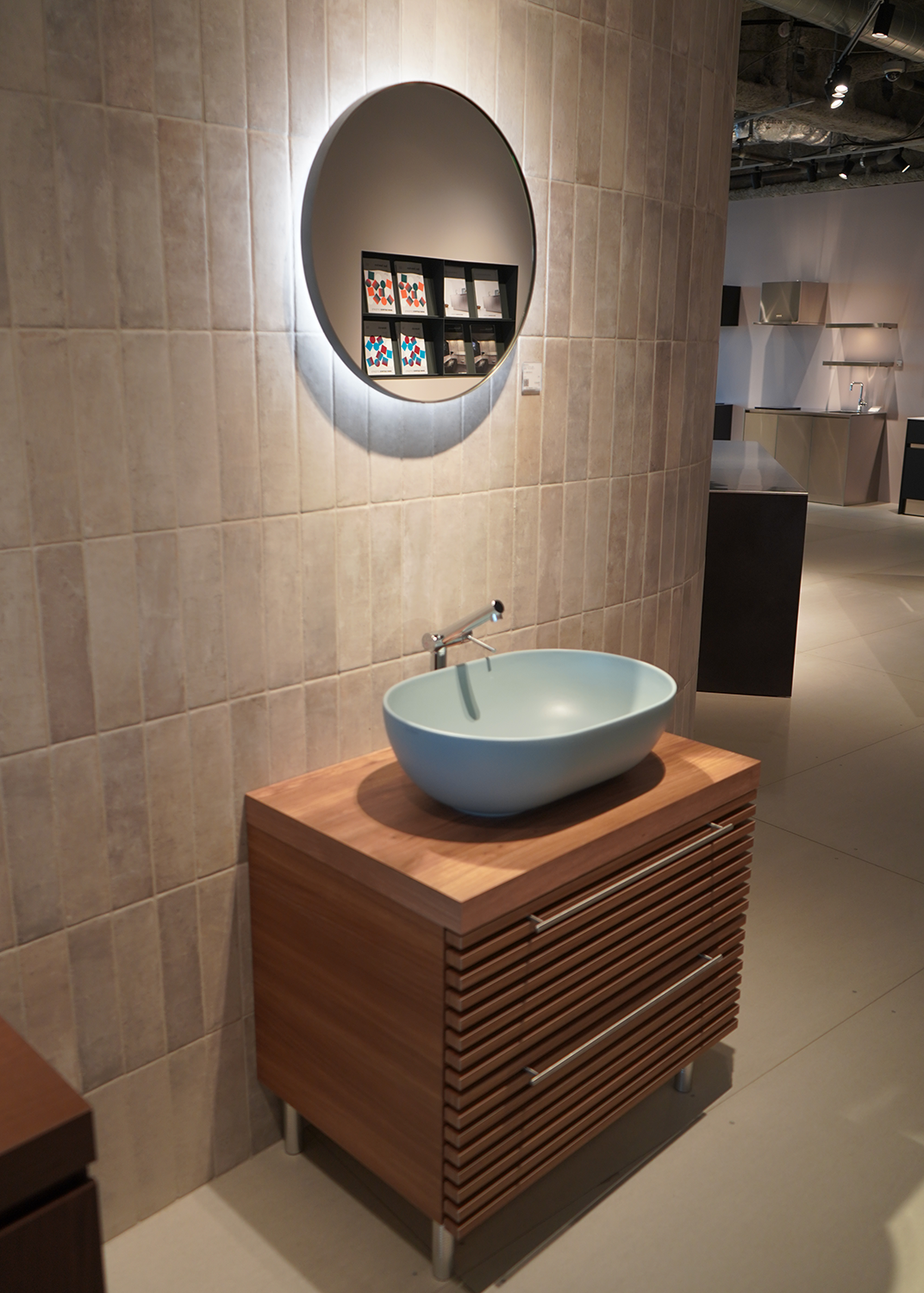 開発担当者に聞いてみた！柔らかな印象を作る《マルーンミラー》の開発