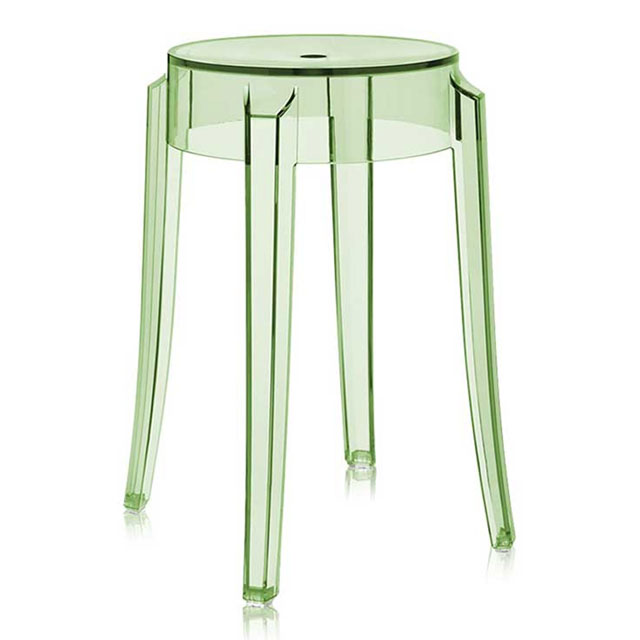 透明な素材のスツールといえば、Kartell(カルテル)のチャールズ